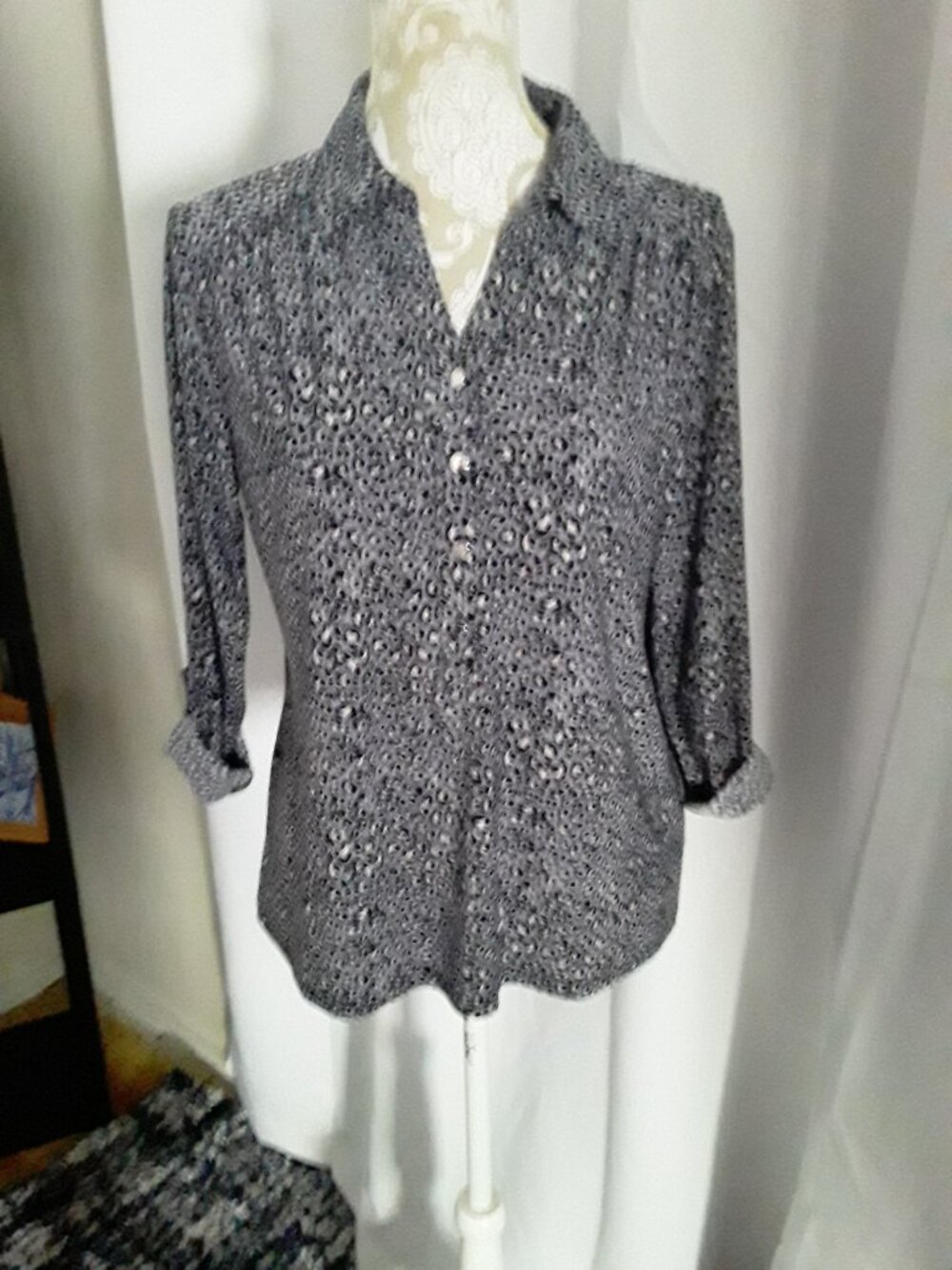 Anne Klein 3/4 adjustable sleeve gray and black lovely top size M